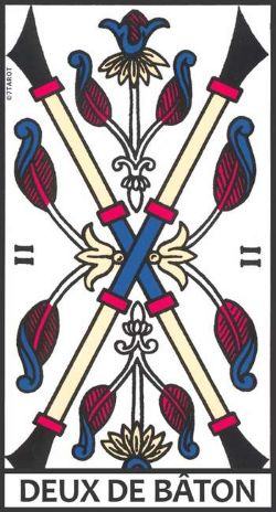 Découvrez la signification du Deux de Bâton avec Ryan Demi, expert en Tarot de Marseille : amour, travail, avenir, associations et interprétations précises.