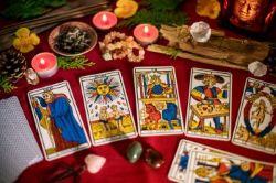 Découvrez le Tarot de Marseille et la signification complète des arcanes majeurs et mineurs avec une voyance sérieuse et précise.