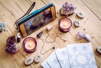 Consultez un voyant au Canada par téléphone. Réponses rapides, guidance sérieuse, médiums expérimentés disponibles 7 jours sur 7 sur Voyance-Canada.com.