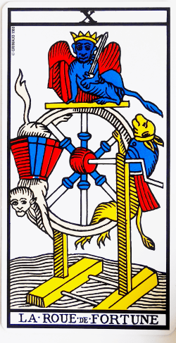 Découvrez la signification de la Roue de Fortune dans le Tarot de Marseille : changement, destinée, amour, travail et évolution positive.