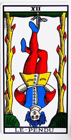 Découvrez la signification du Pendu dans le Tarot de Marseille : attente, sacrifice, amour, travail et évolution après blocage.
